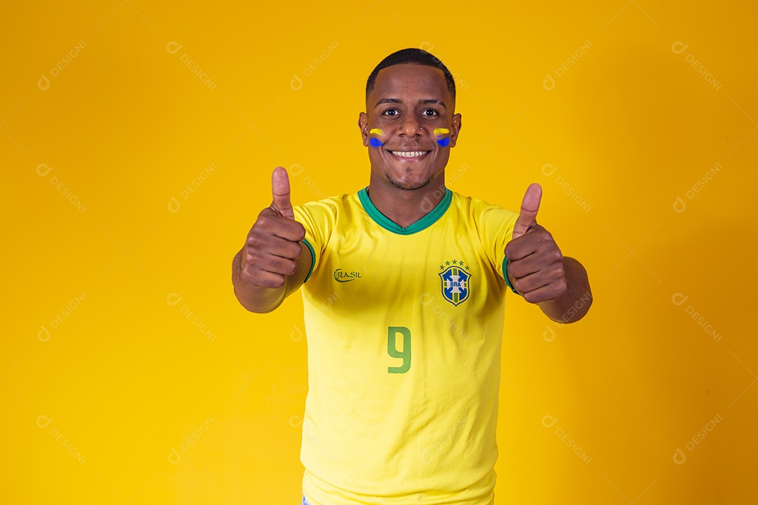 Homem torcedor jovem brasileiro fundo amarelo