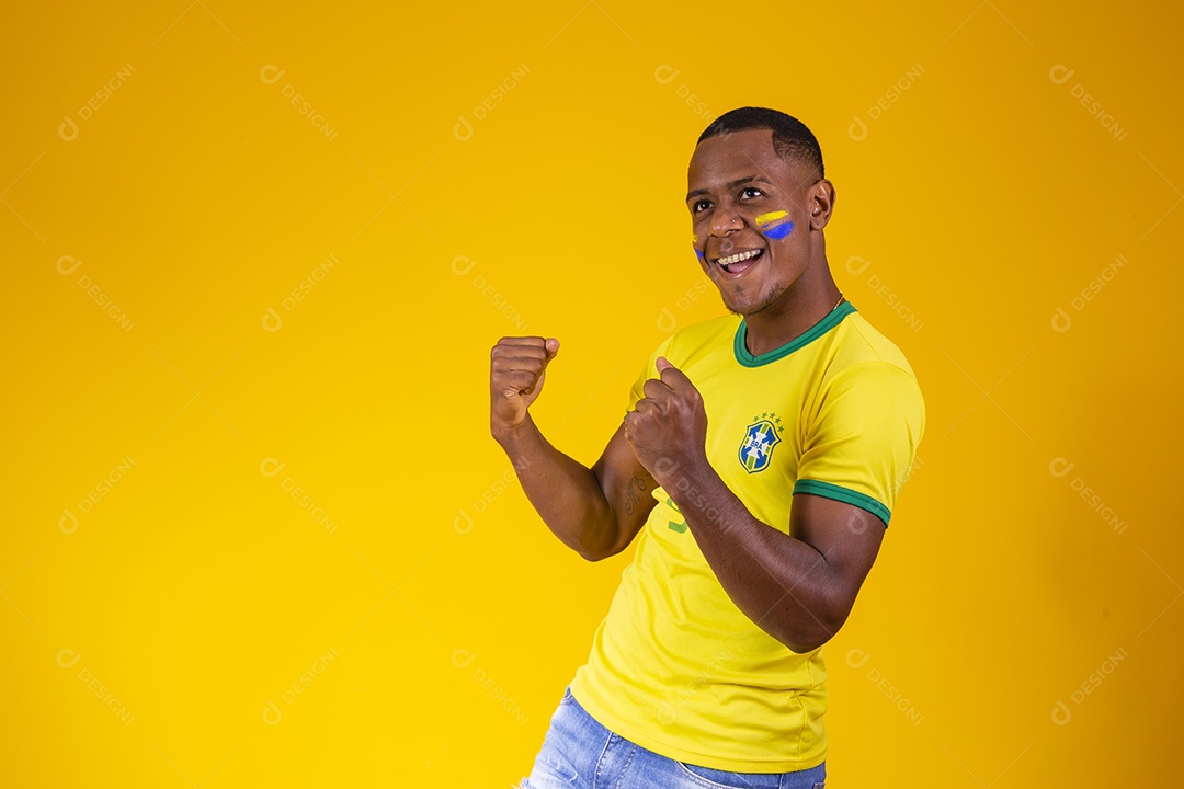 Homem torcedor jovem brasileiro fundo amarelo
