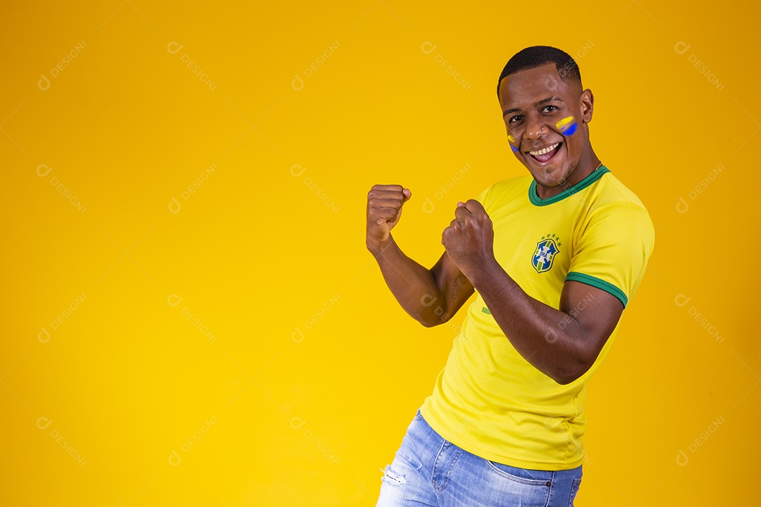 Homem torcedor jovem brasileiro fundo amarelo