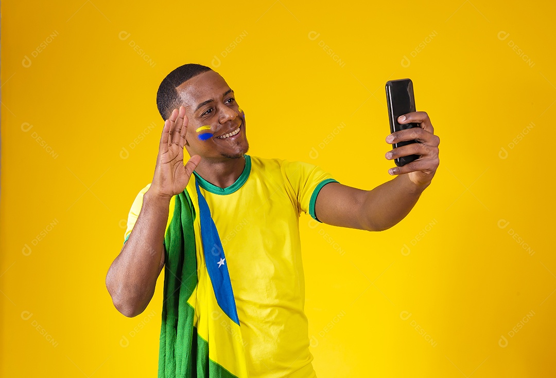 Homem torcedor jovem brasileiro fundo amarelo