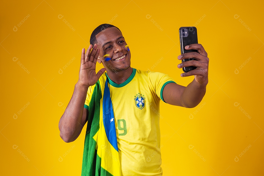 Homem torcedor jovem brasileiro fundo amarelo
