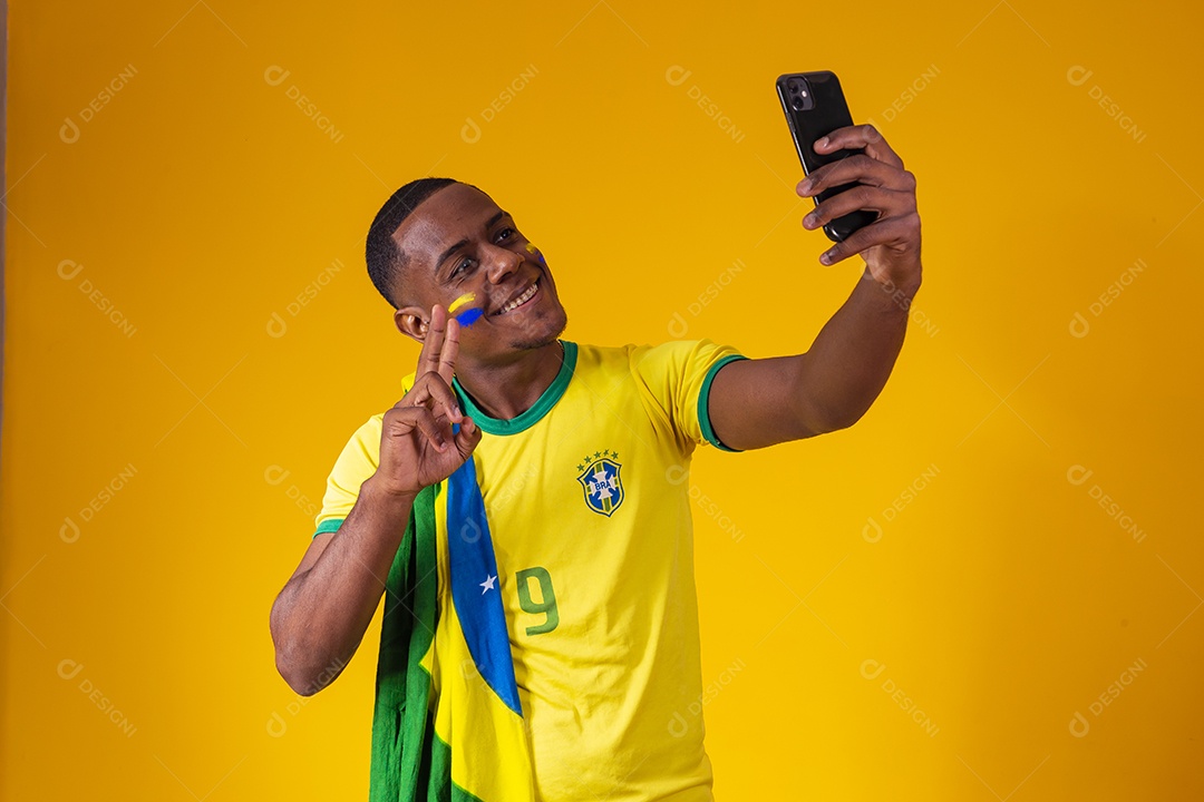 Homem torcedor jovem brasileiro fundo amarelo