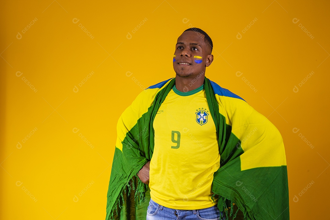 Homem torcedor jovem brasileiro fundo amarelo