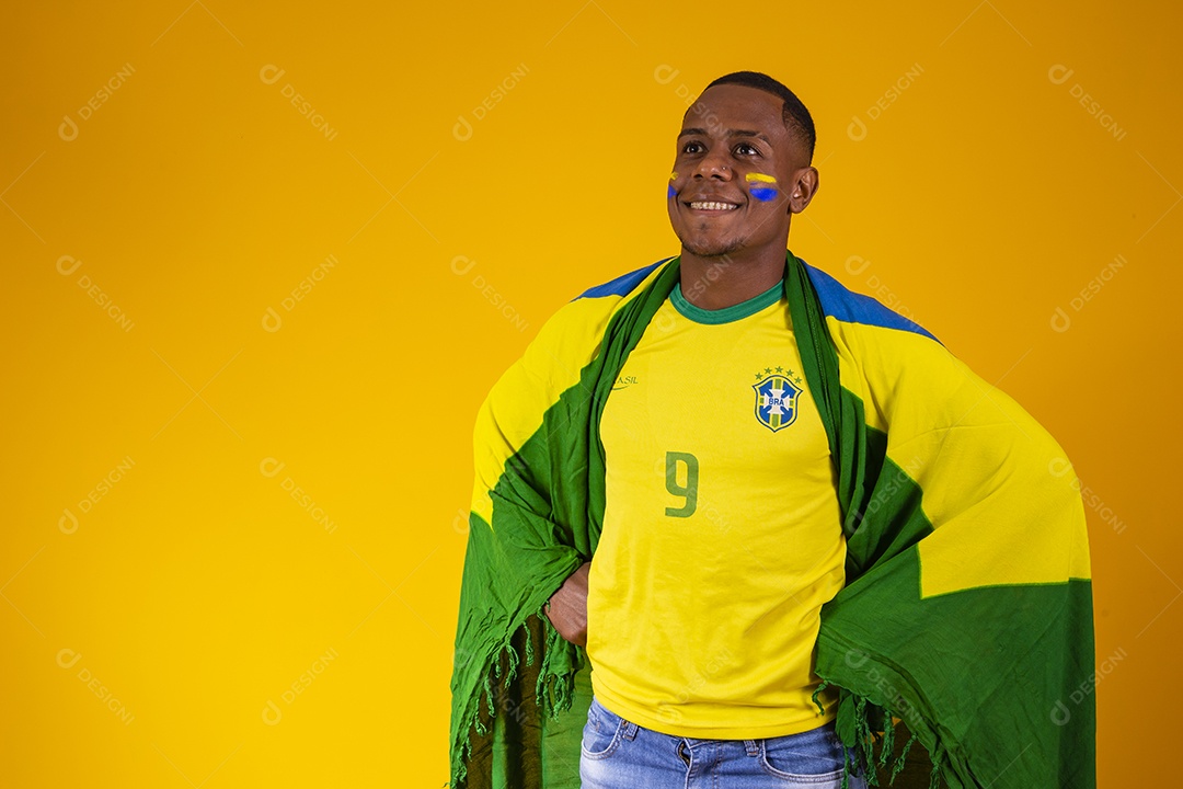 Homem torcedor jovem brasileiro fundo amarelo