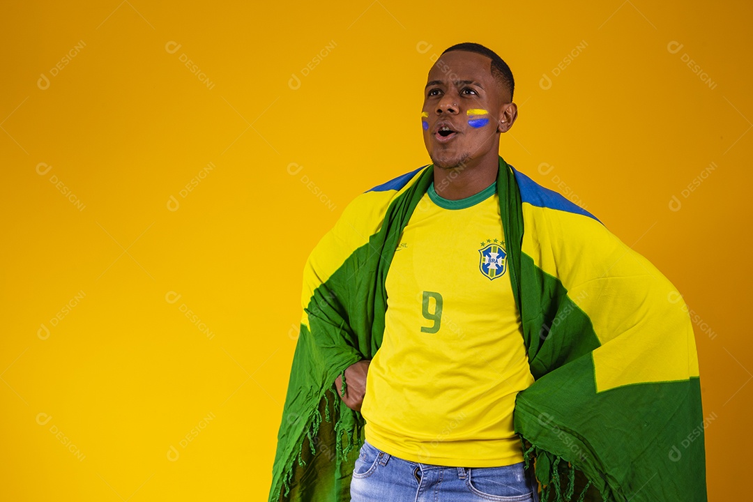 Homem torcedor jovem brasileiro fundo amarelo