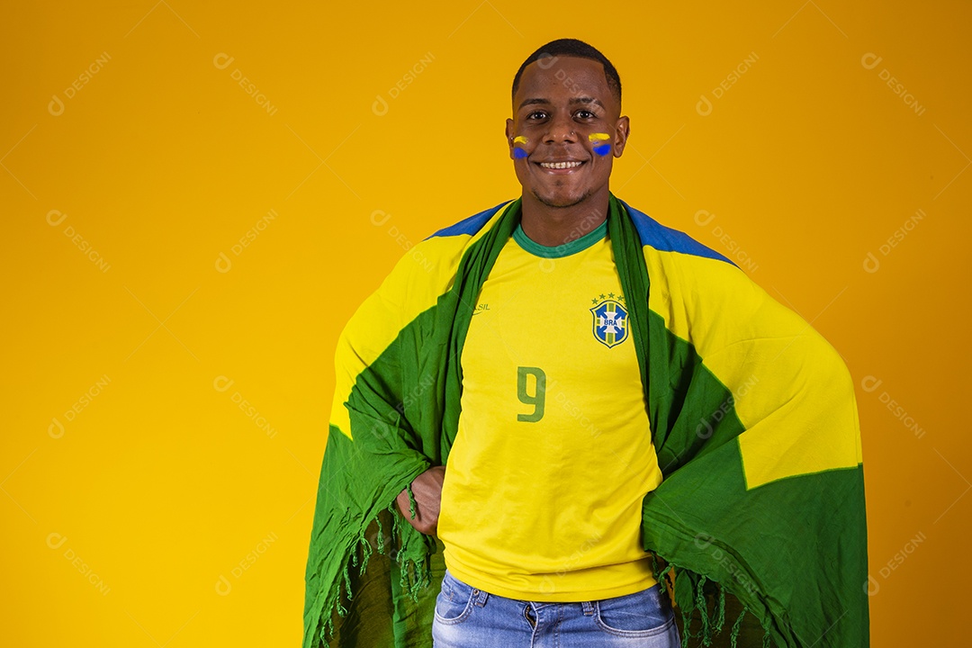 Homem torcedor jovem brasileiro fundo amarelo