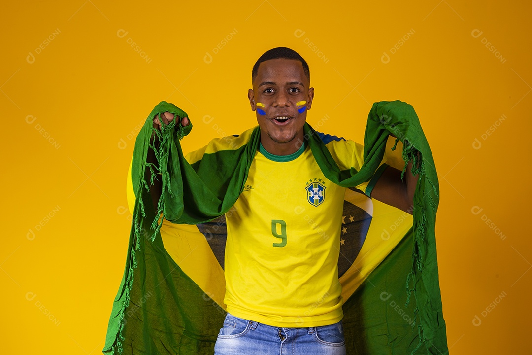 Homem torcedor jovem brasileiro fundo amarelo