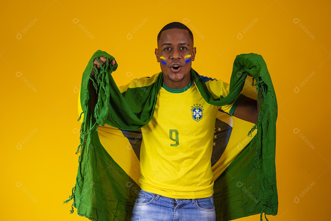 Homem torcedor jovem brasileiro fundo amarelo