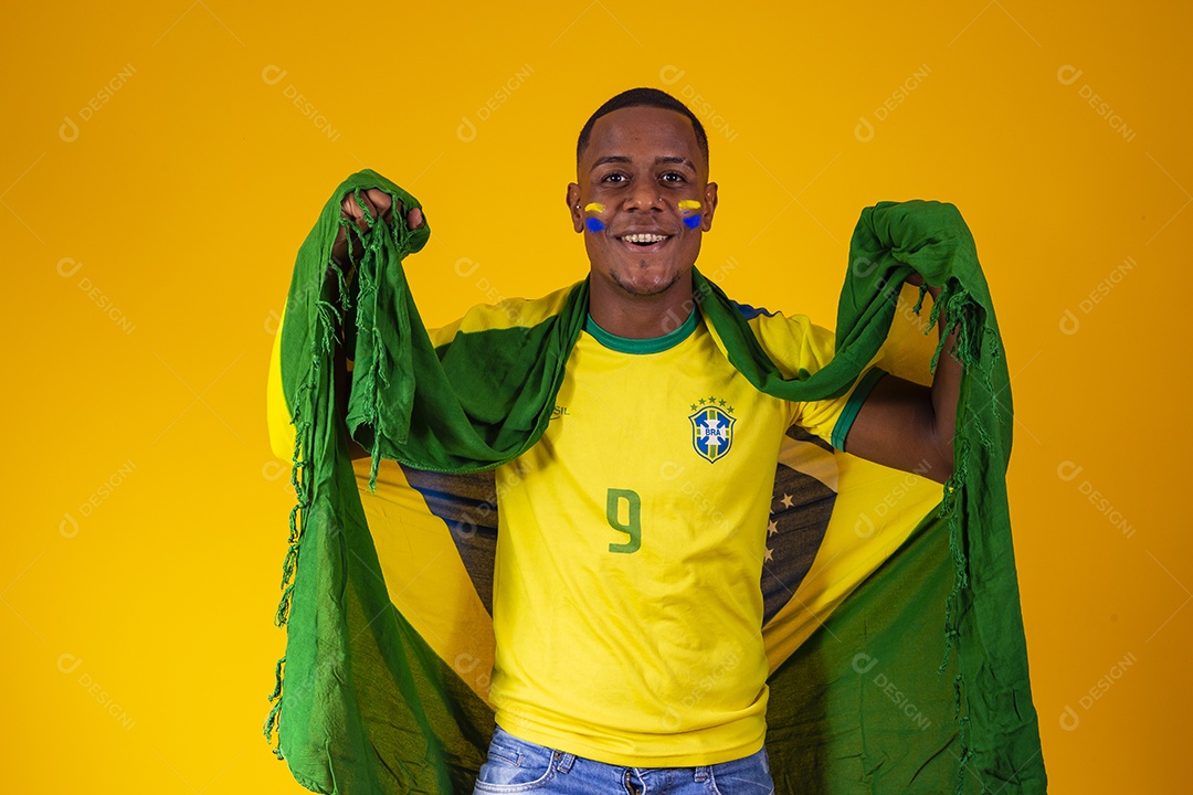 Homem torcedor jovem brasileiro fundo amarelo