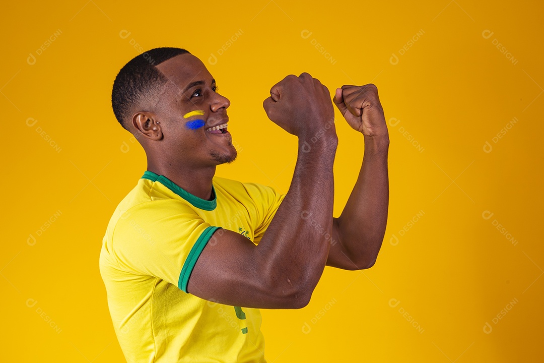 Homem torcedor jovem brasileiro fundo amarelo