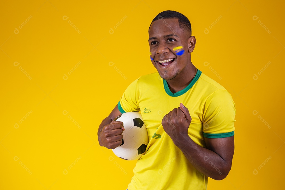 Homem torcedor jovem brasileiro fundo amarelo