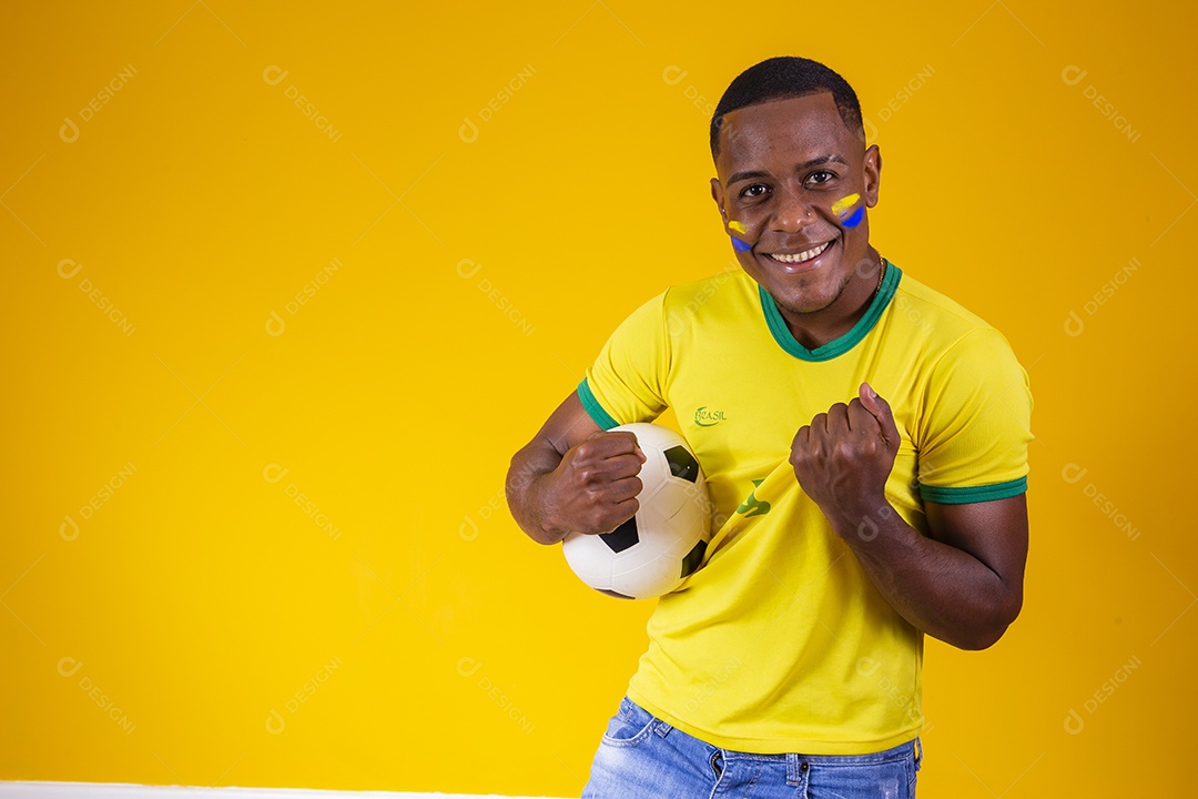 Homem torcedor jovem brasileiro fundo amarelo