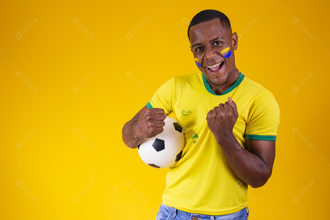 Homem torcedor jovem brasileiro fundo amarelo