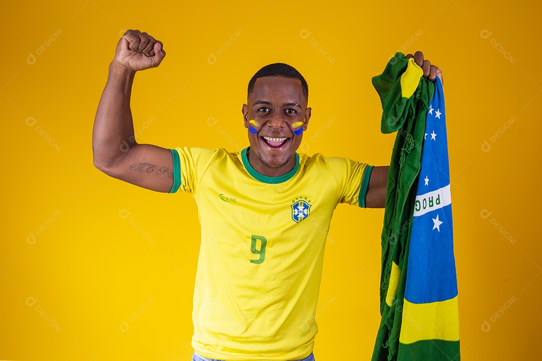 Homem torcedor jovem brasileiro fundo amarelo