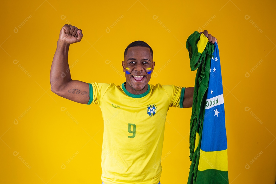 Homem torcedor jovem brasileiro fundo amarelo