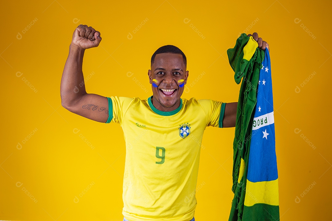 Homem torcedor jovem brasileiro fundo amarelo