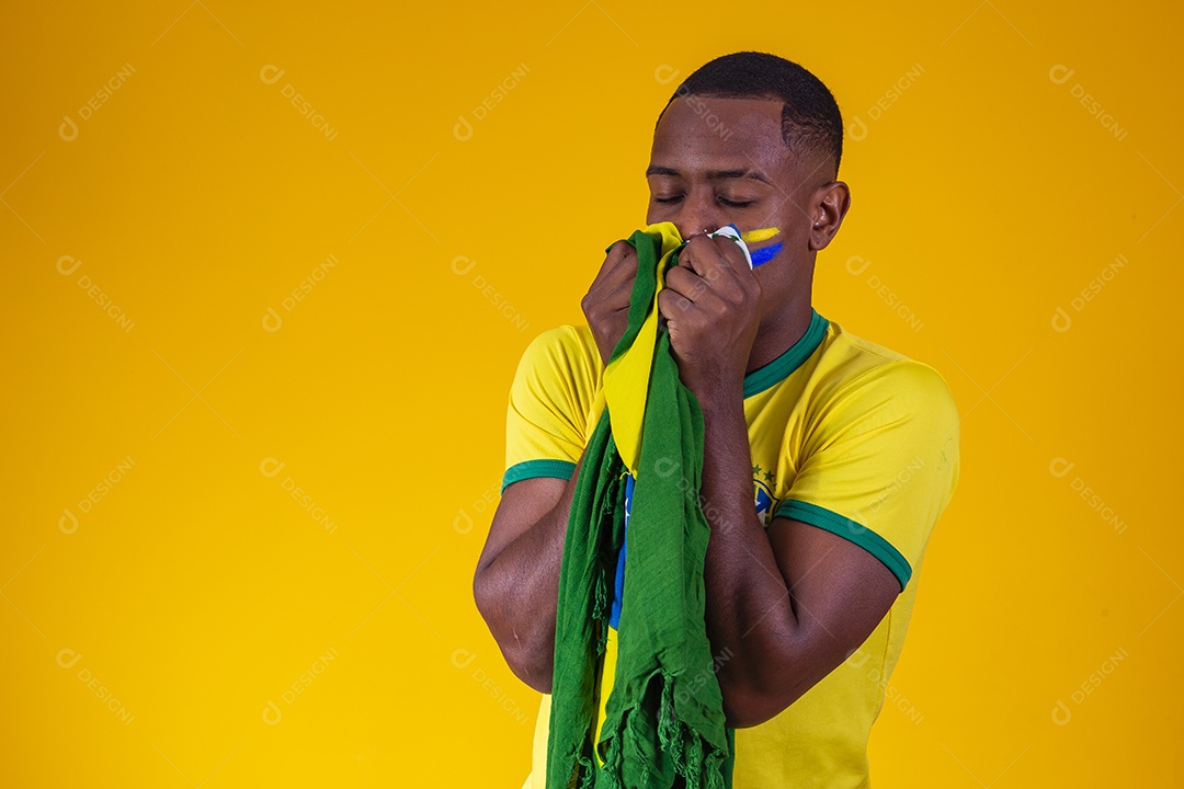 Homem torcedor jovem brasileiro fundo amarelo