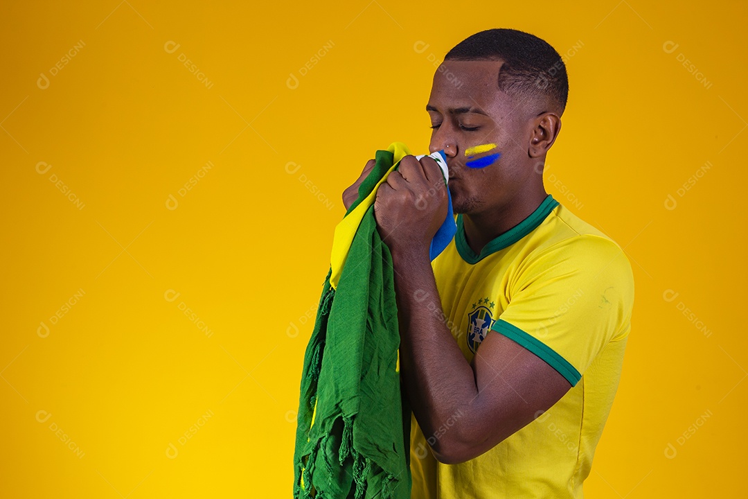 Homem torcedor jovem brasileiro fundo amarelo