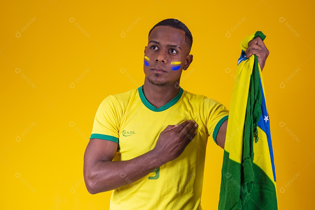 Homem torcedor jovem brasileiro fundo amarelo