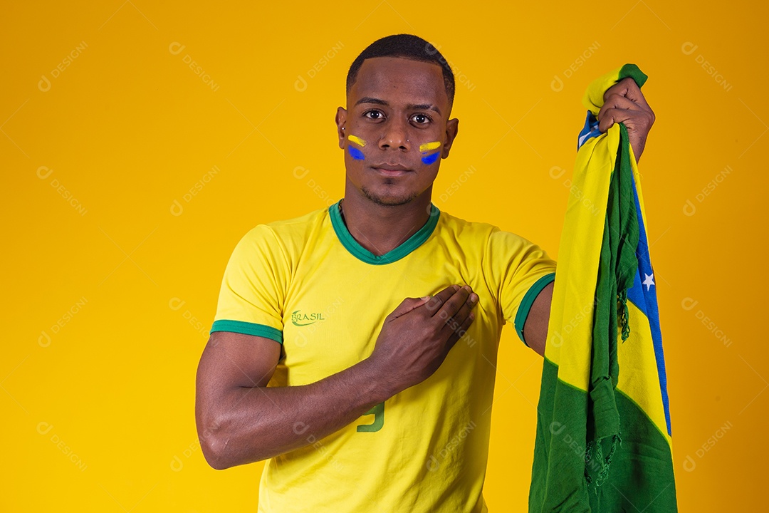 Homem torcedor jovem brasileiro fundo amarelo