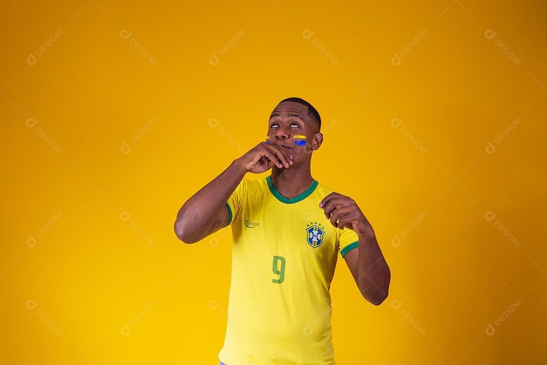 Homem torcedor jovem brasileiro fundo amarelo