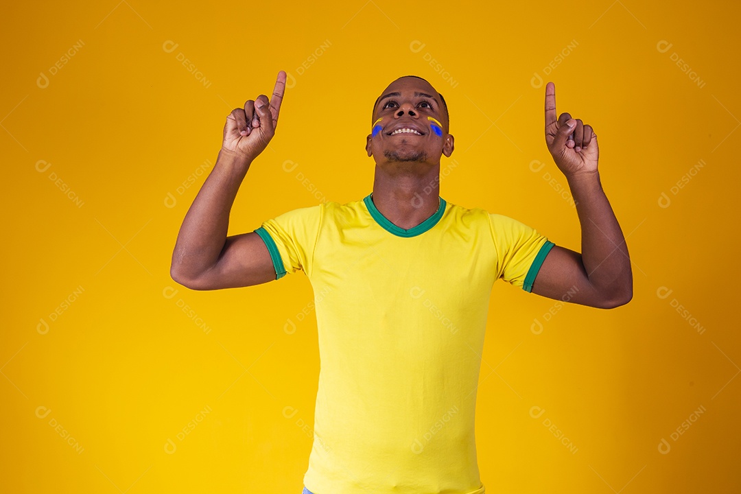 Homem torcedor jovem brasileiro fundo amarelo