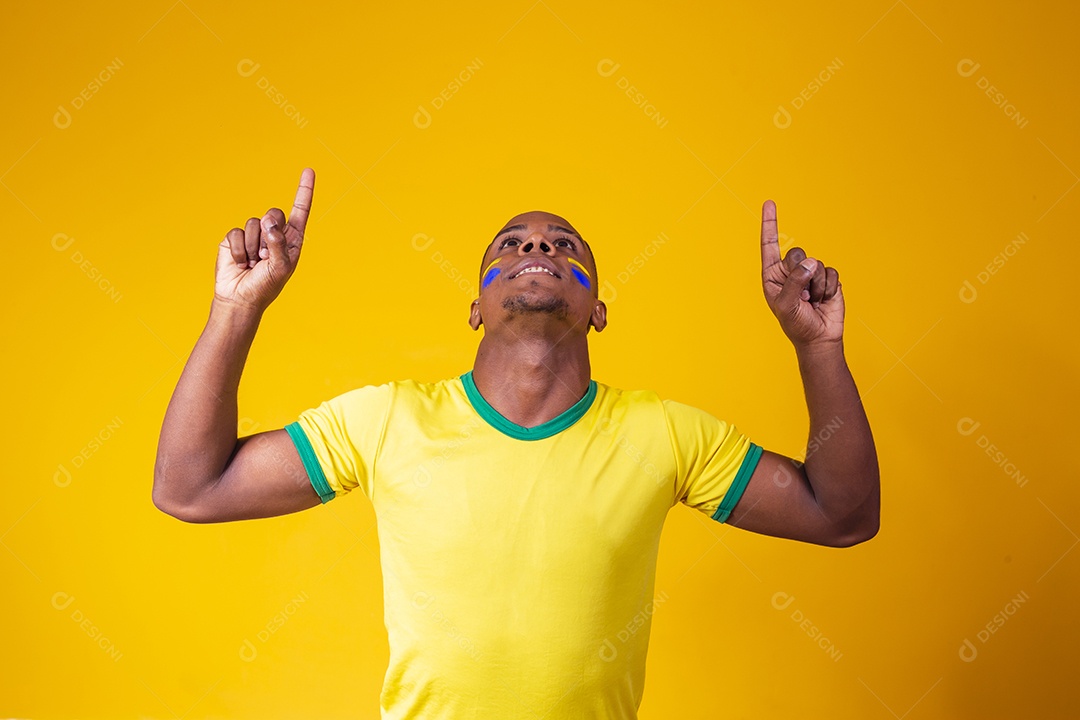 Homem torcedor jovem brasileiro fundo amarelo