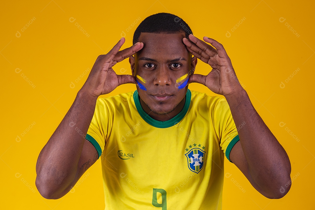 Homem torcedor jovem brasileiro fundo amarelo