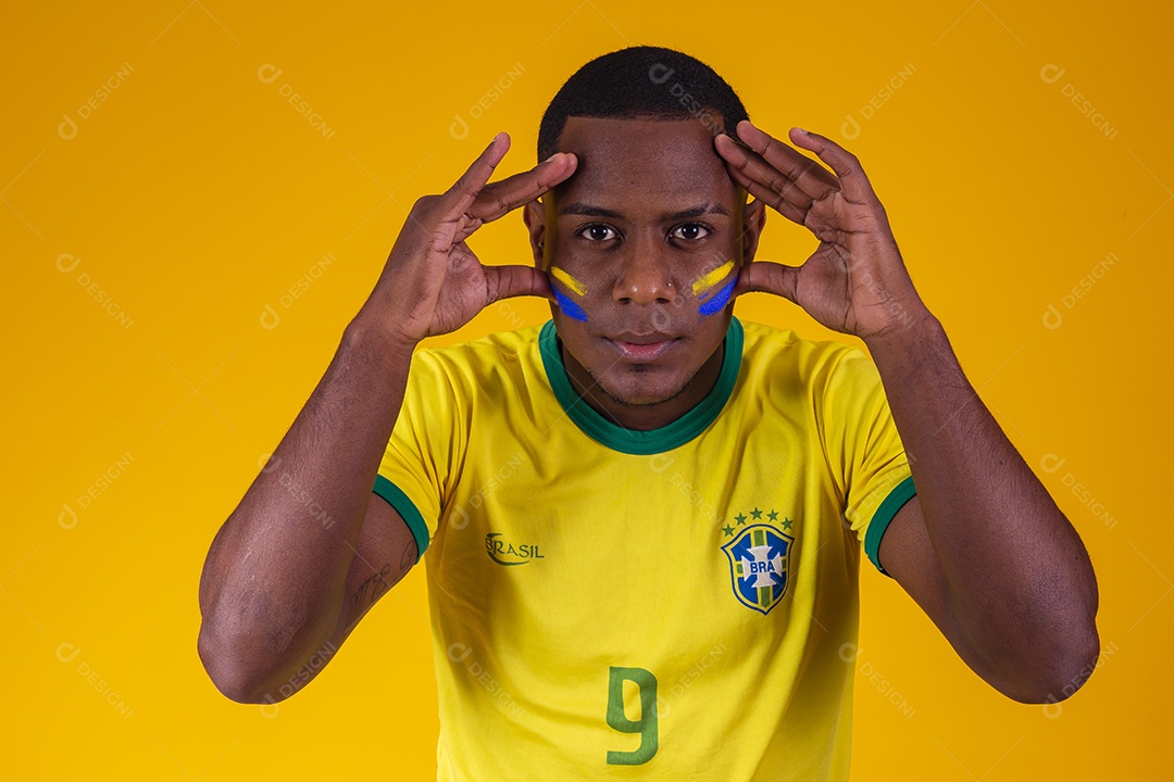 Homem torcedor jovem brasileiro fundo amarelo