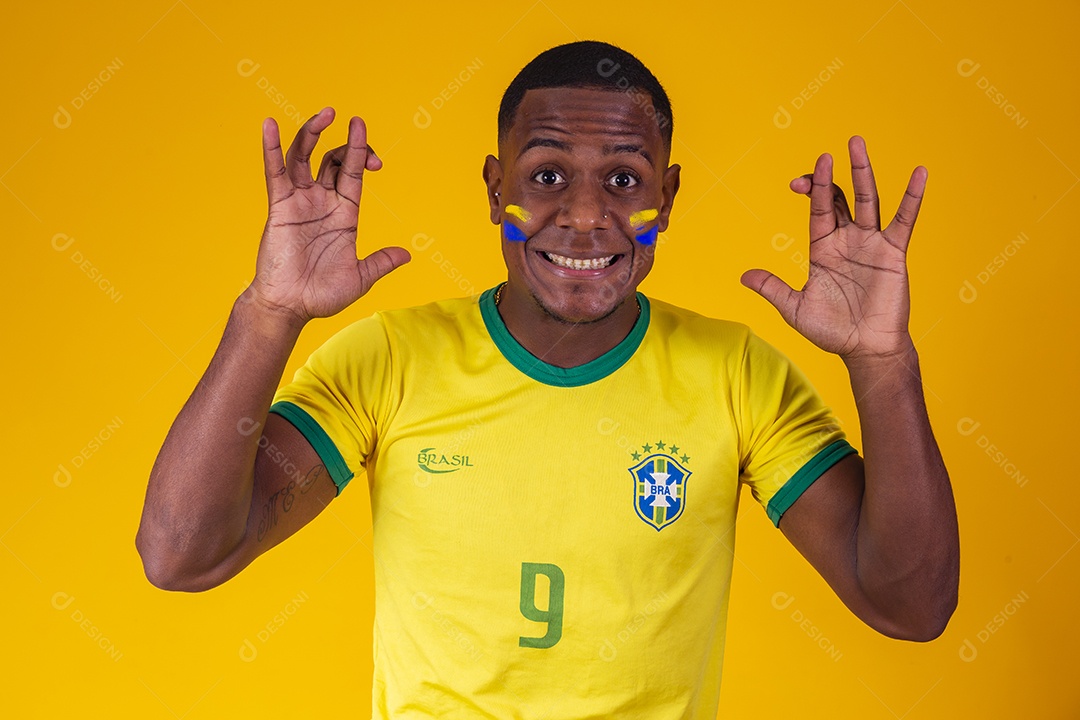 Homem torcedor jovem brasileiro fundo amarelo