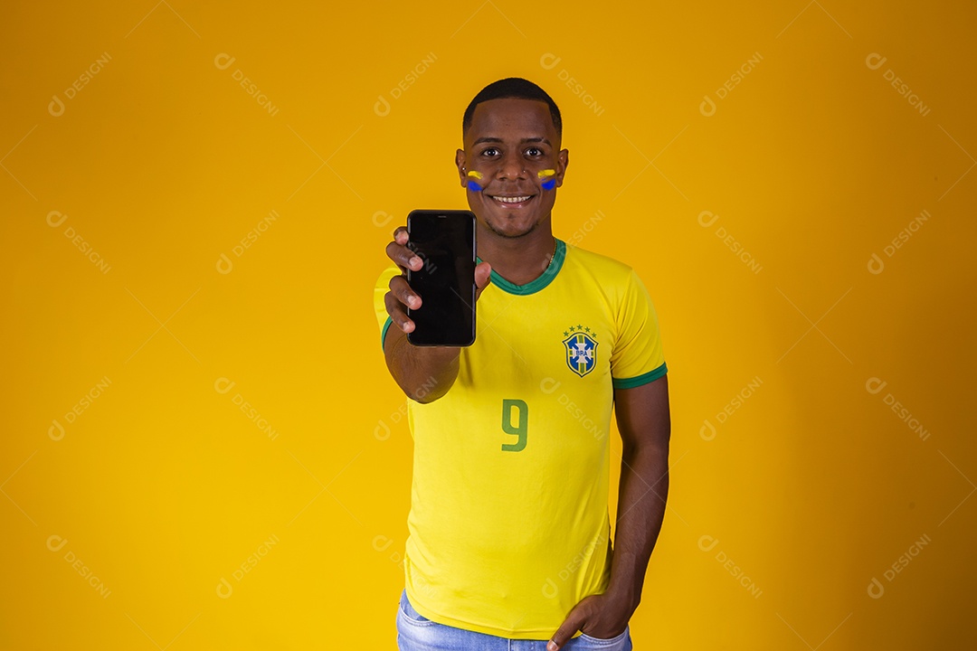 Homem torcedor jovem brasileiro fundo amarelo