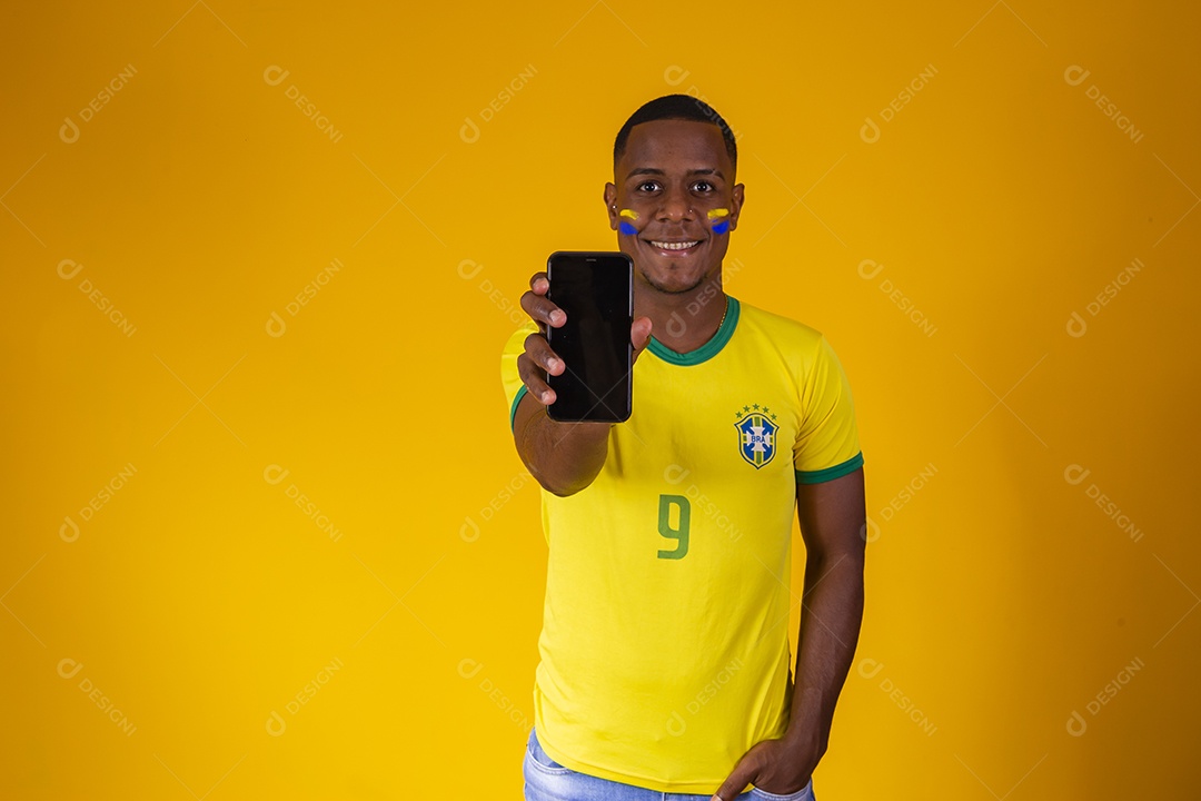 Homem torcedor jovem brasileiro fundo amarelo