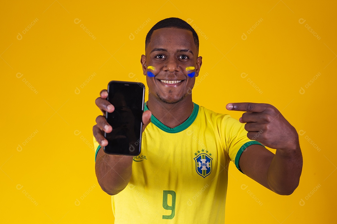 Homem torcedor jovem brasileiro fundo amarelo