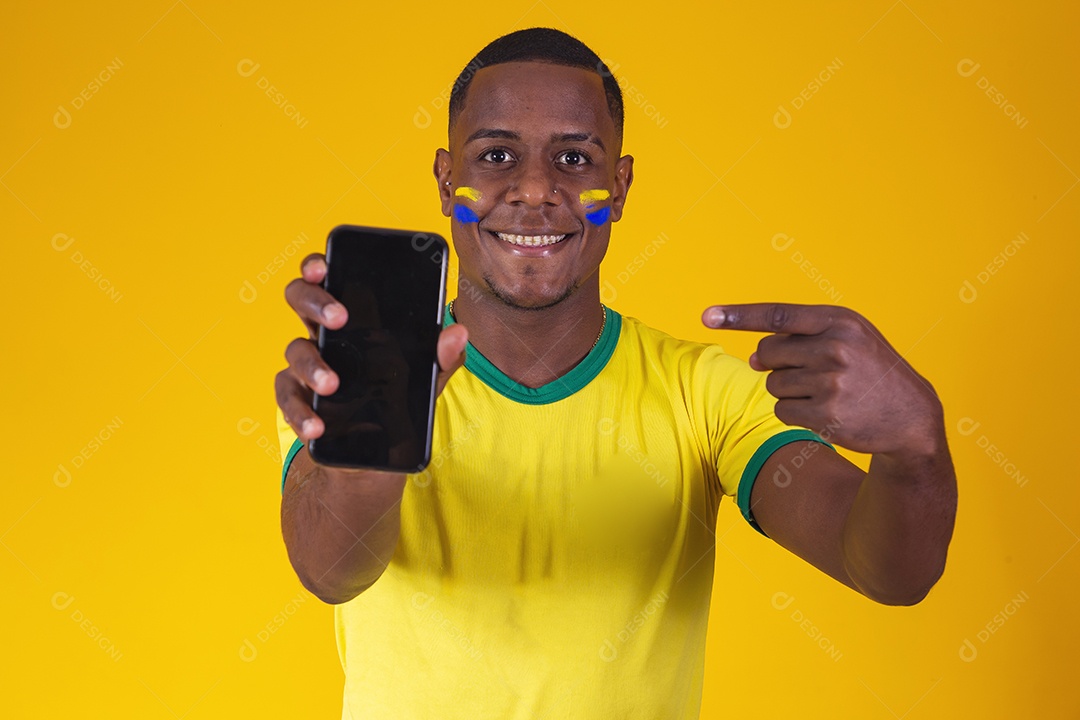 Homem torcedor jovem brasileiro fundo amarelo