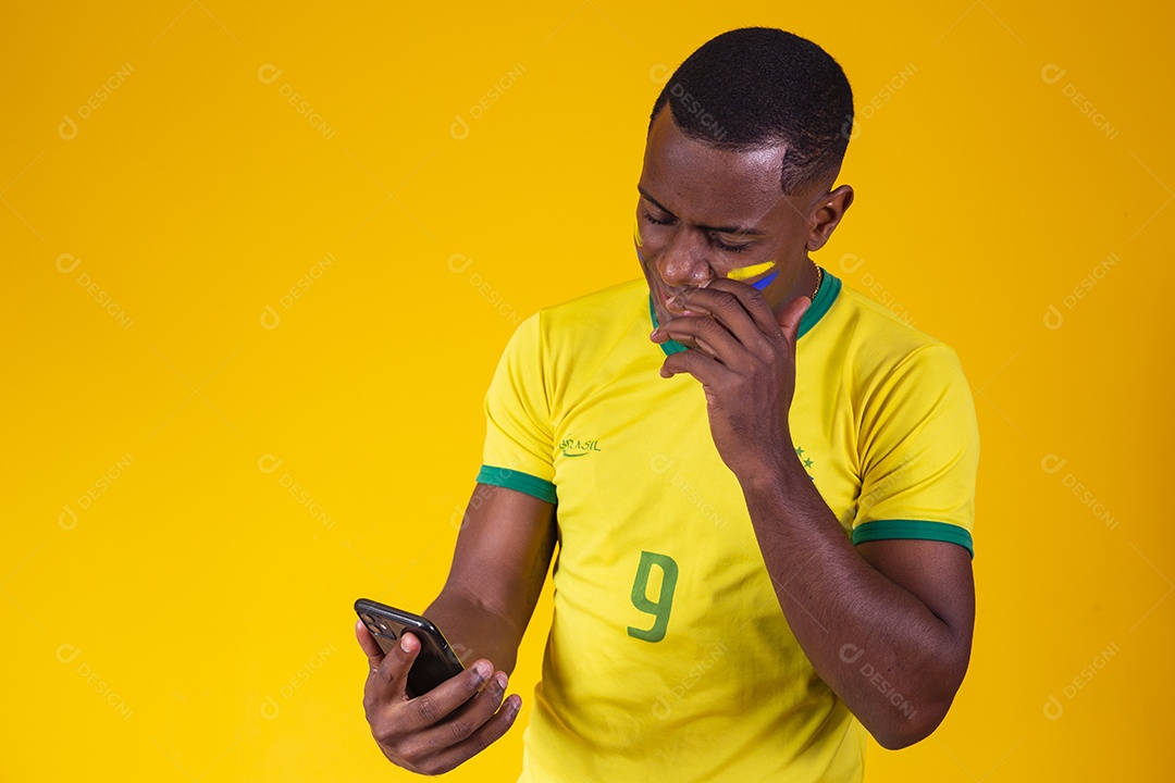 Homem torcedor jovem brasileiro fundo amarelo