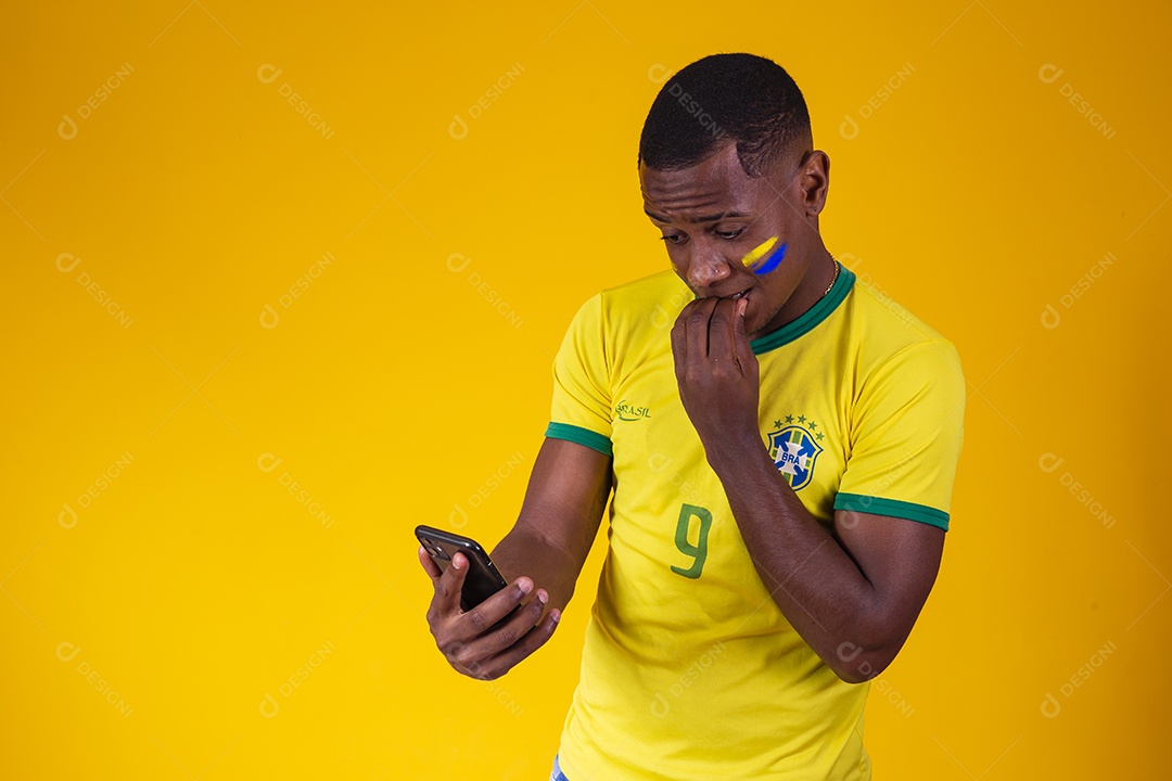 Homem torcedor jovem brasileiro fundo amarelo