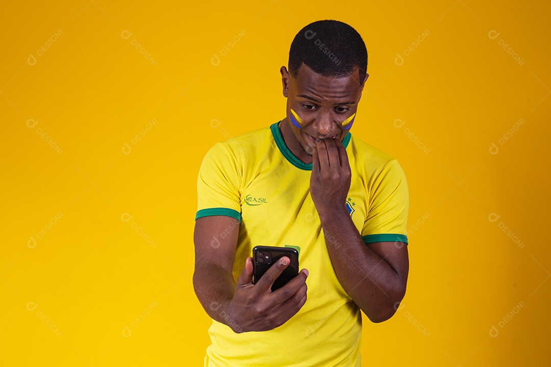 Homem torcedor jovem brasileiro fundo amarelo