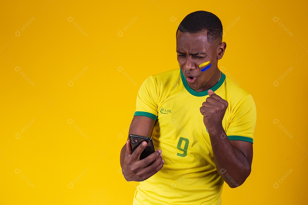 Homem torcedor jovem brasileiro fundo amarelo