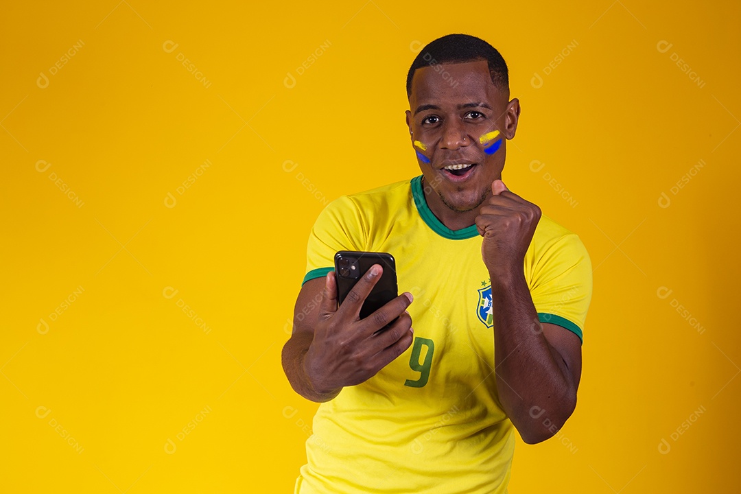 Homem torcedor jovem brasileiro fundo amarelo