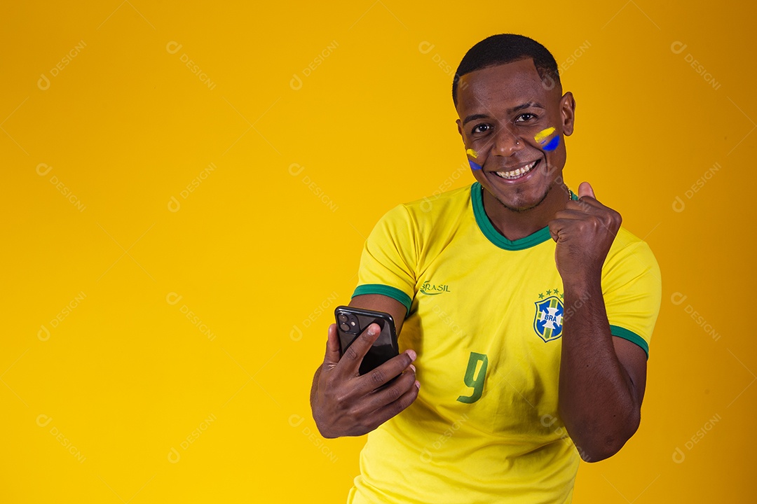 Homem torcedor jovem brasileiro fundo amarelo