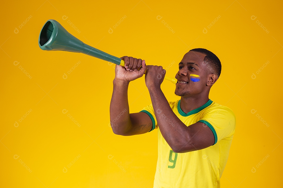 Homem torcedor jovem brasileiro fundo amarelo