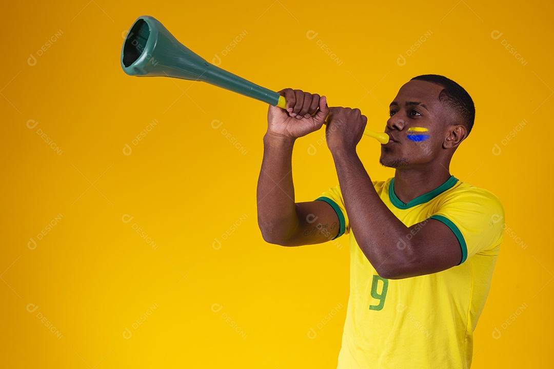 Homem torcedor jovem brasileiro fundo amarelo