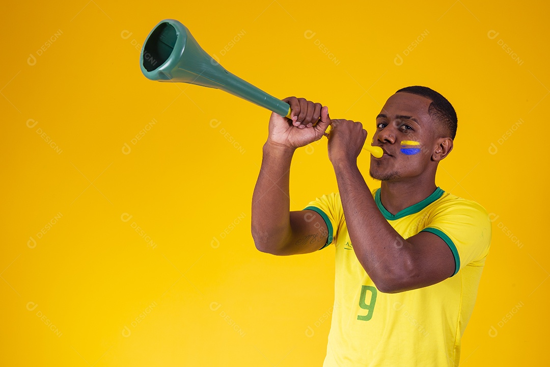 Homem torcedor jovem brasileiro fundo amarelo