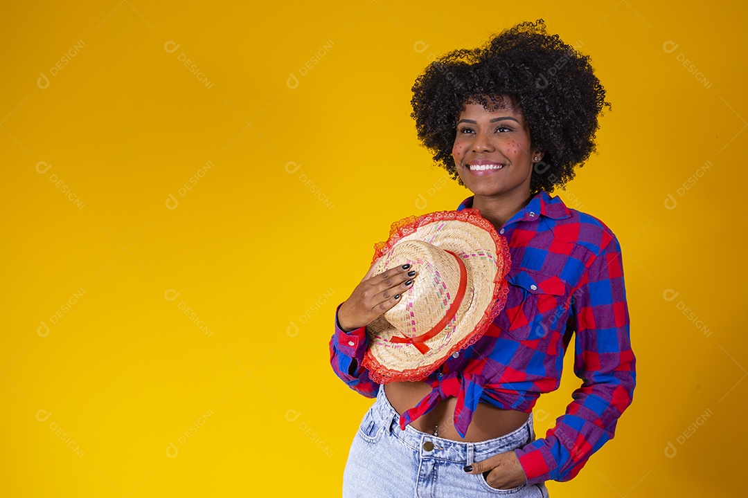 Linda mulher jovem garota sobre fundo amarelo