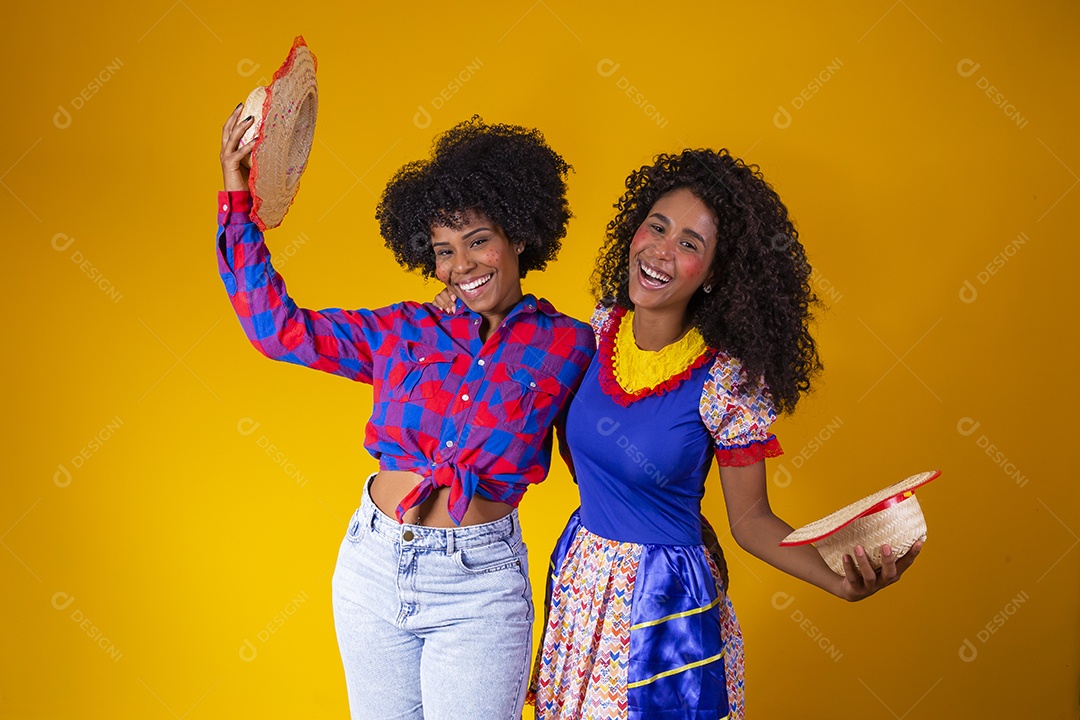 Lindas mulheres jovens garotas sobre fundo amarelo