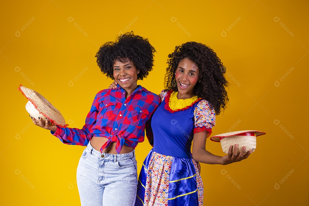 Lindas mulheres jovens garotas sobre fundo amarelo