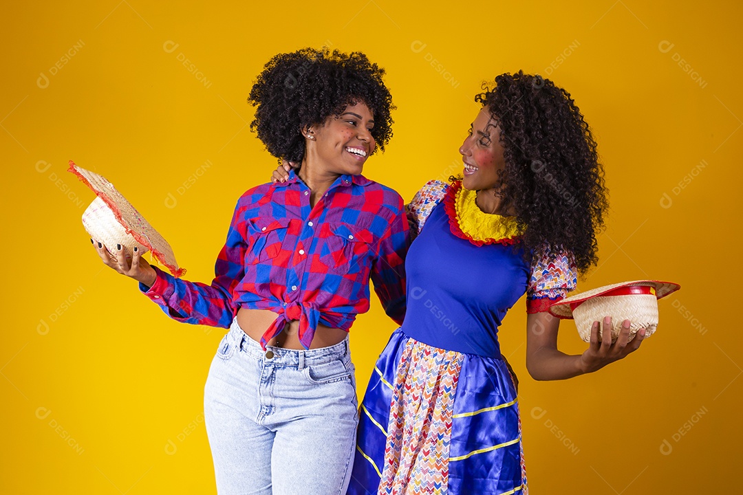 Lindas mulheres jovens garotas sobre fundo amarelo