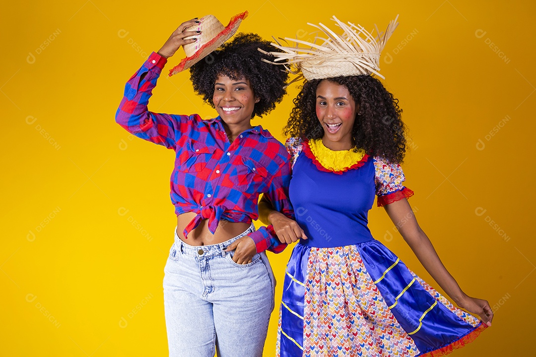 Lindas mulheres jovens garotas usando roupas fantasia São João sobre fundo amarelo