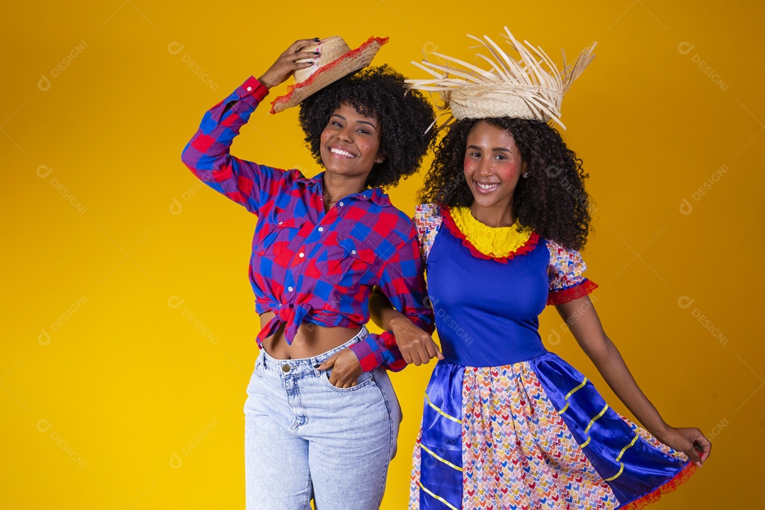 Lindas mulheres jovens garotas usando roupas fantasia São João sobre fundo amarelo