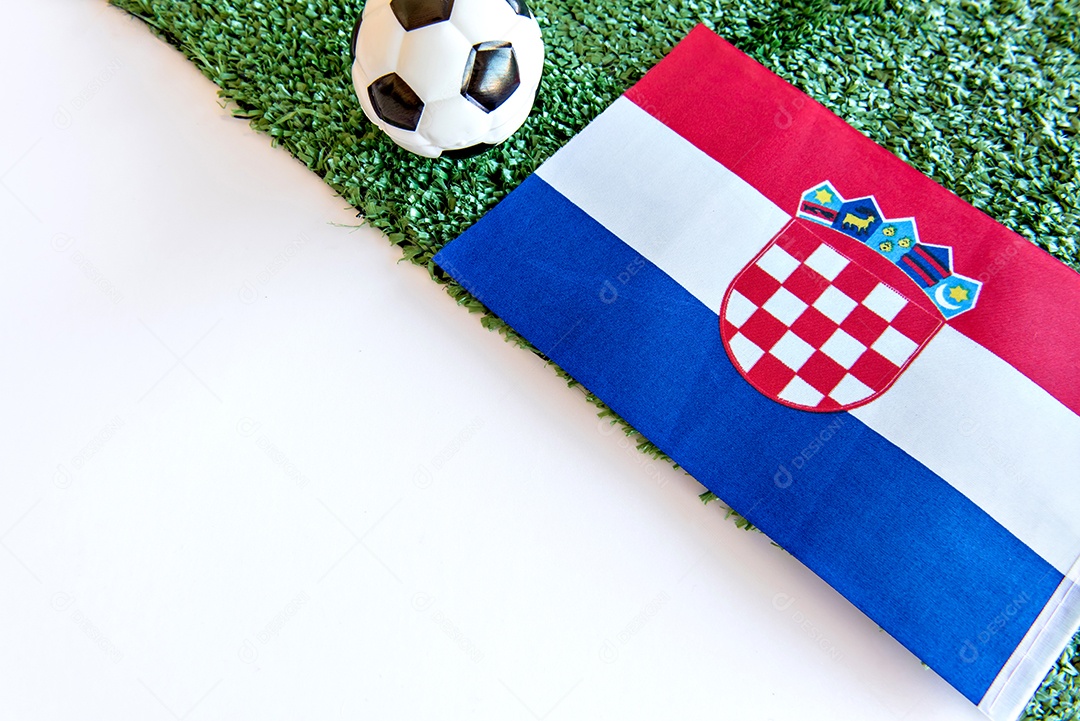 bola de futebol e bandeira croata em fundo branco.